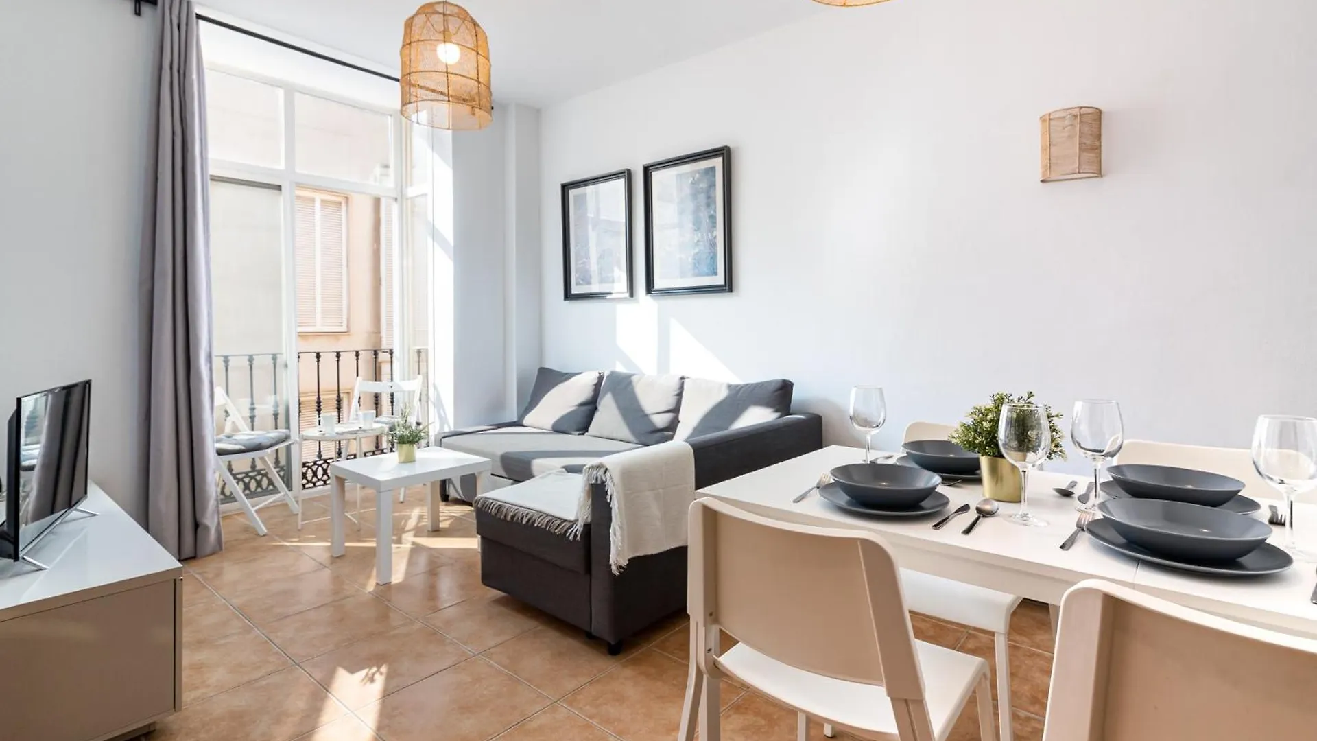 Malaga Center Flat. City Center Train Station Apartment